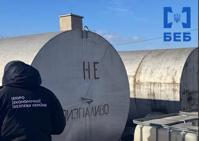Нелегальна АЗС на Волині: вилучено 10 тонн дизпального, талони та сотні карток (відео)