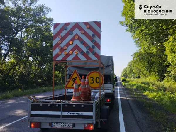 На Волині поновлюють розмітку на дорогах (фото)