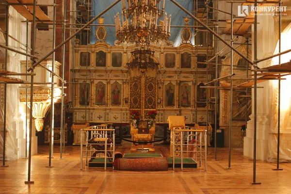 Ялинка буде у січні: як прикрашають Свято-Троїцький собор у Луцьку (фото)