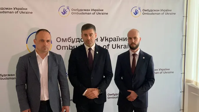 На фото зліва направо: в.о. ОВА Роман Романюк, омбудсман Дмитро Лубінець та Максим Шкльода.
