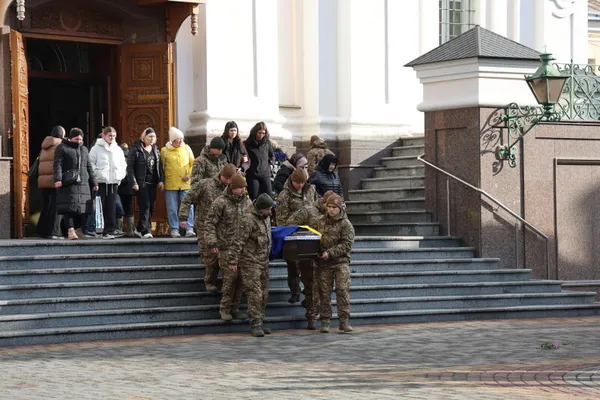 У Луцьку провели в останню дорогу полеглого нацгвардійця Анатолія Кравчука (фото)