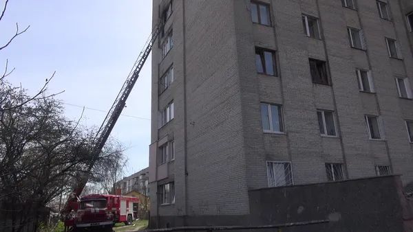 У Луцьку горіла квартира в багатоповерхівці: постраждала жінка (фото)