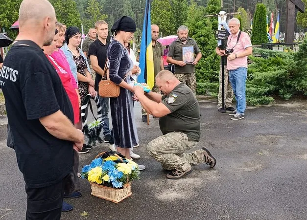 У Маневичах попрощалися з померлим воїном Олександром Оксенюком (фото)