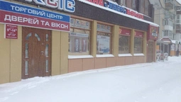 "Кому треба, той долізе": як луцькі підприємці "чистяться" від снігу (фото)