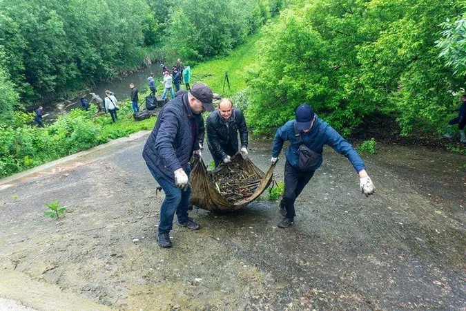 Луцькі муніципали долучилися до прибирання Сапалаївки (фото)