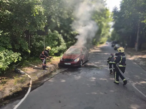 У Луцьку під час руху загорілося авто – в салоні була дитина (фото)