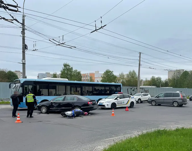 У Луцьку на перехресті скутер протаранив легковик (фото, відео)
