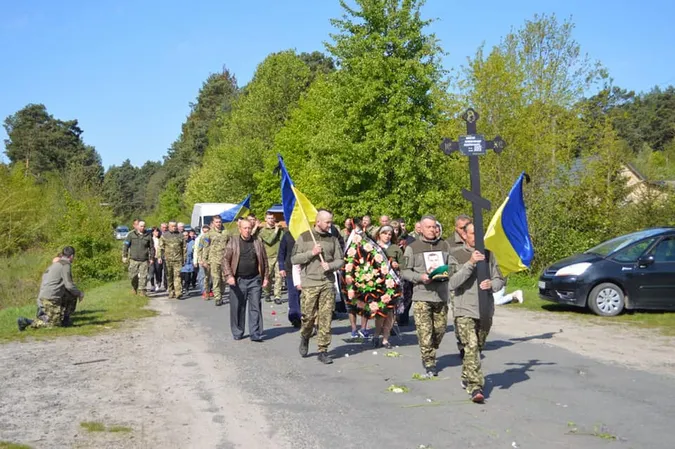 У рідному селі навколішки зустріли загиблого волинського захисника (фото)