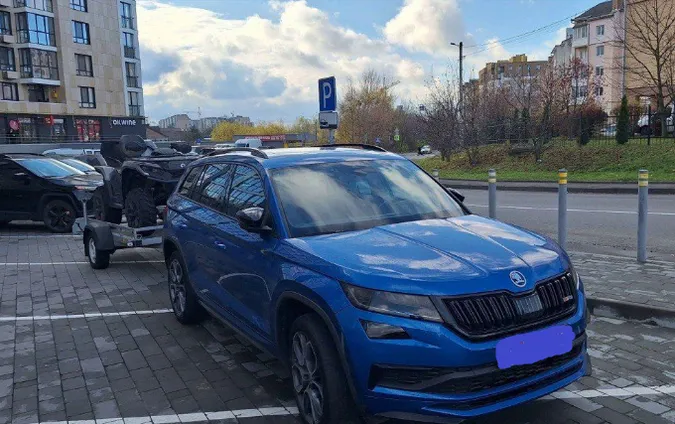 Став поперек: у Луцьку поскаржилися на водія, який неправильно припаркував авто (фото)