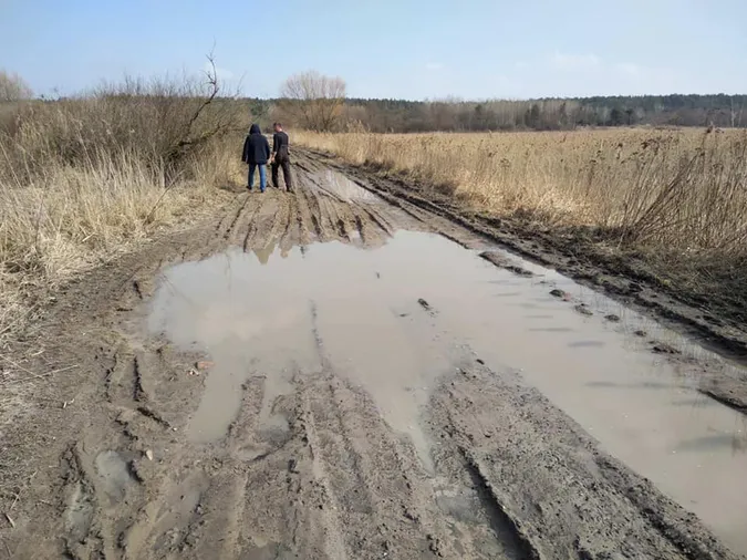 У Холопичах через штучні дерев’яні конструкції затопило землі і будівлі (фото)