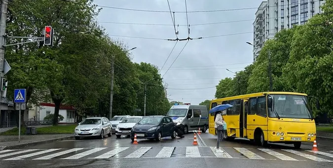 У центрі Луцька зіткнулися маршрутка і легковик – є потерпілі (фото)