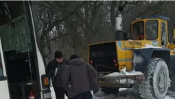На Волині витягнути автобус зі снігу змогли лише важкою спецтехнікою (відео)