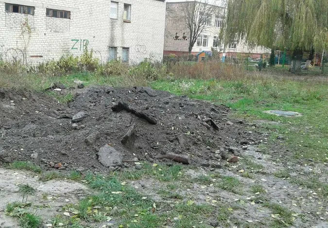 Працівники «Луцьктепла» викинули сміття біля дитсадка (фото)