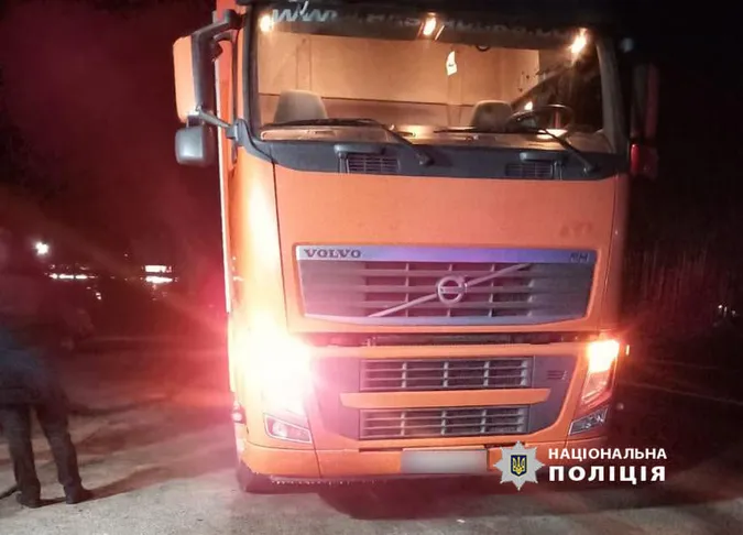 На Волині затримали вантажівку з деревиною сумнівного походження (фото)