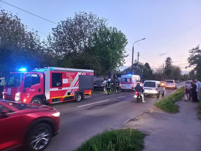 У Луцьку на вулиці Державності автівка врізалася в дерево: постраждав водій (відео)