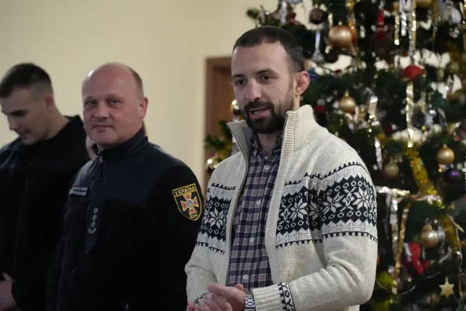 Волинські рятувальники завітали з подарунками у дитячий притулок (фото)