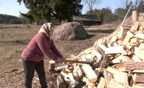 Галина Бабій сама рубає дрова