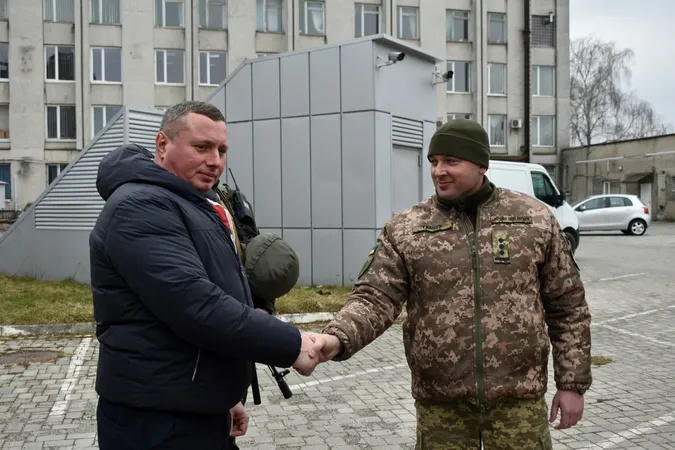 Для волинян, які воюють на Сході, з причепа зробили баню на колесах (фото)