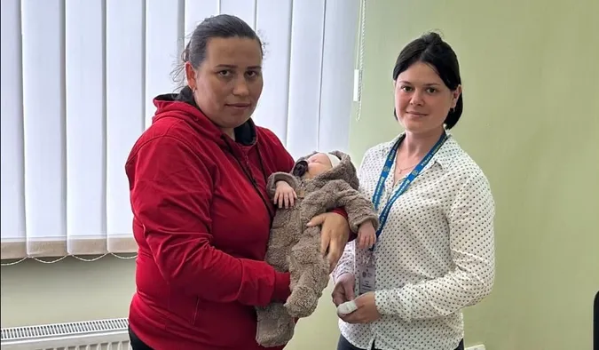 На Волині немовляті, якому лише декілька днів, оформили закордонний паспорт