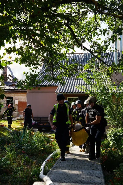 Рятувальники показали наслідки ворожого обстрілу на околиці Луцька (фото)