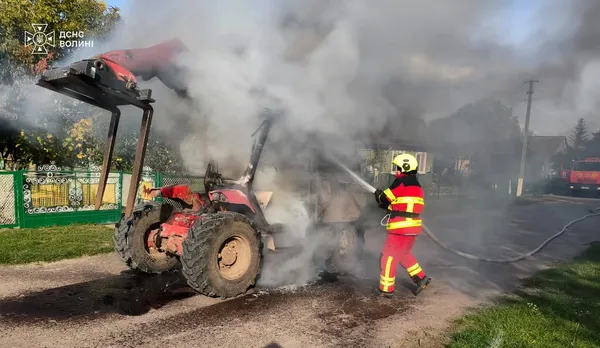 Пожежу гасили пів години: на Волині зайнявся навантажувач (фото)