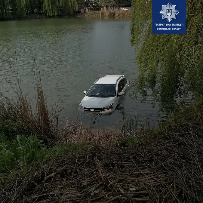 Думала, що вкрали: власниця автівки, що скотилася в ставок, викликала копів (фото)