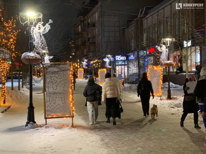 У Луцьку засвітили різдвяні ілюмінації: який вони мають вигляд (фото)