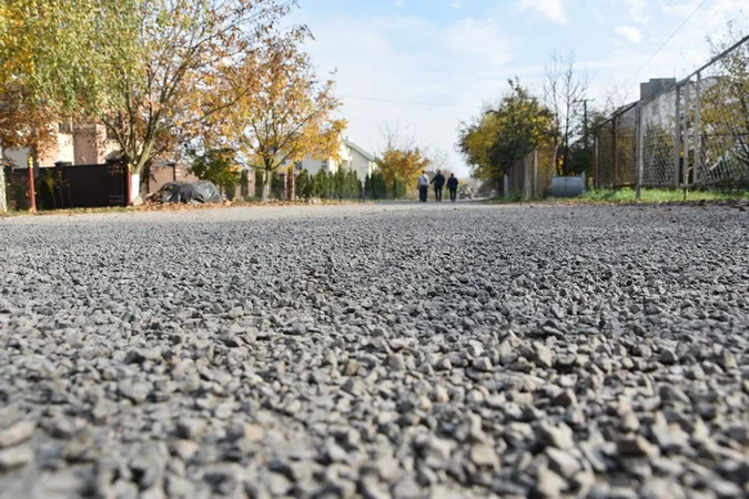 Як ремонтують прибудинкові території у Луцьку (фото)