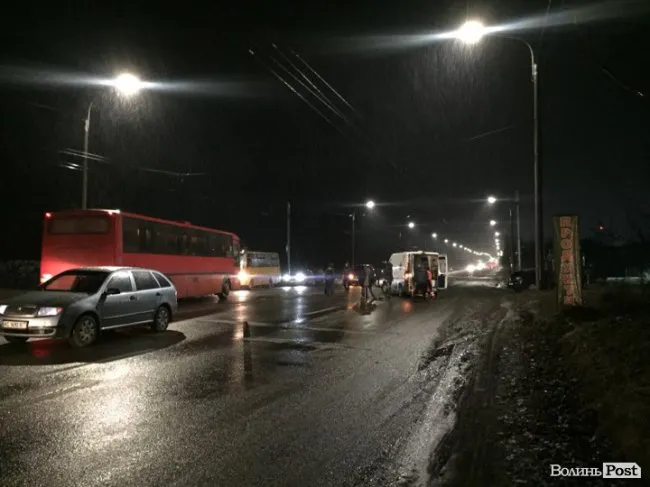 Біля Луцька – аварія: від удару у чоловіка злетіло взуття (фото)