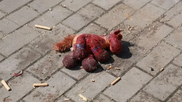 Закривавлену дитячу іграшку з вокзалу в Краматорську передадуть в ООН (відео)
