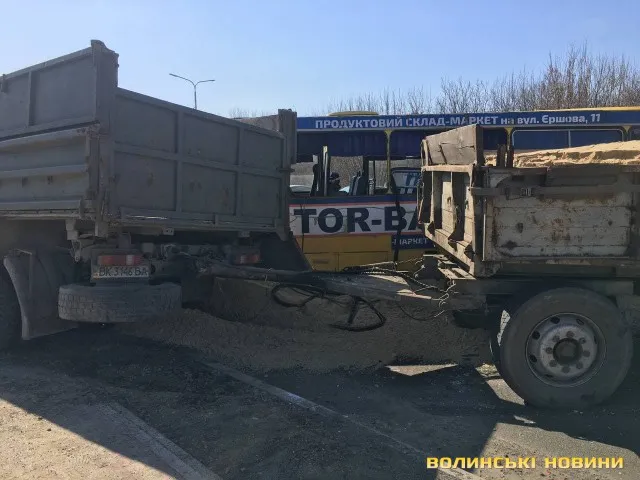 У Луцьку маршрутка протаранила вантажівку. Семеро людей – в лікарні (фото, відео)
