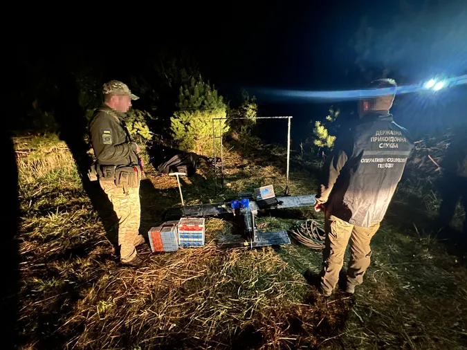 На Волині троє молодиків переправляли дроном сигарети до Польщі (фото)