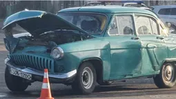 У Луцьку в аварію потрапила раритетна «волга» (фото)