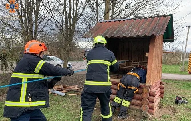 У Луцькому районі чоловік впав в 30-метровий колодязь (фото)