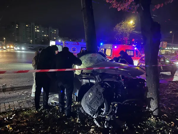 У Луцьку авто на великій швидкості влетіло в стовп (фото, відео)