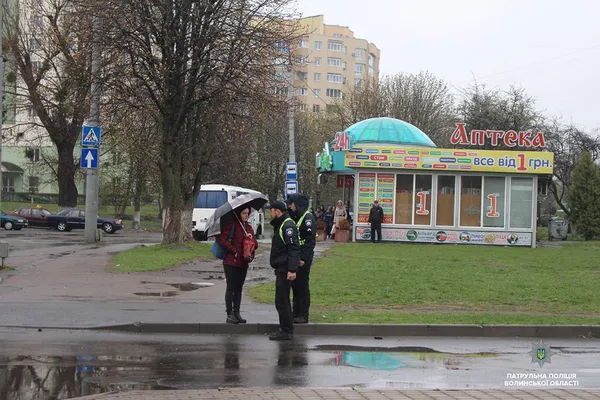 Патрульні навчали лучан правильно переходити дорогу (фото)