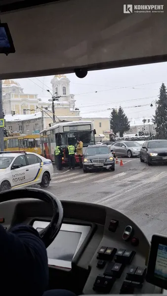 У центрі Луцька «рогатий» протаранив автівку: подробиці