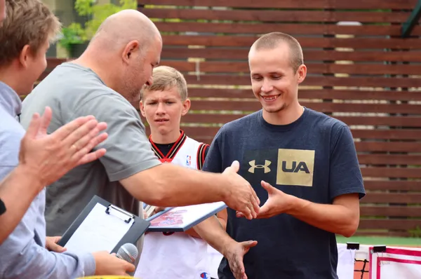 ...Віктор Поліщук отримує подяку за регулярну підтримку та розвиток баскетболу на Волині...