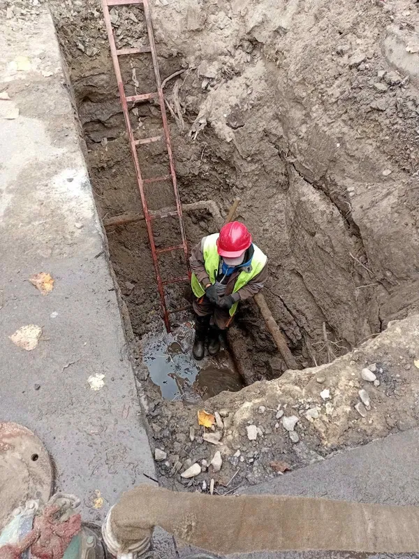 У Ковелі водопровід прогнив наскрізь: на вулиці Степана Бандери стався витік води (фото)