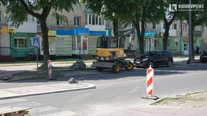 Поки у дорожників обідня перева, їхня техніка теж відпочиває у тінях дерев