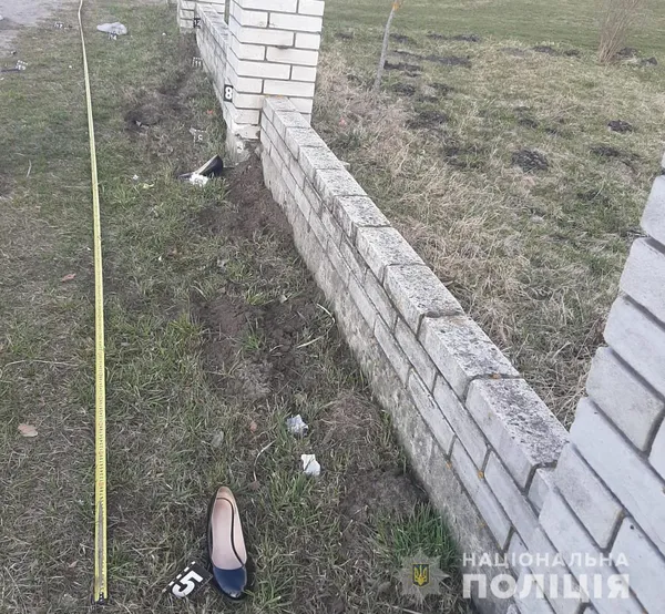 В'їхали на мотоциклі у паркан: на Волині загинула неповнолітня (фото)
