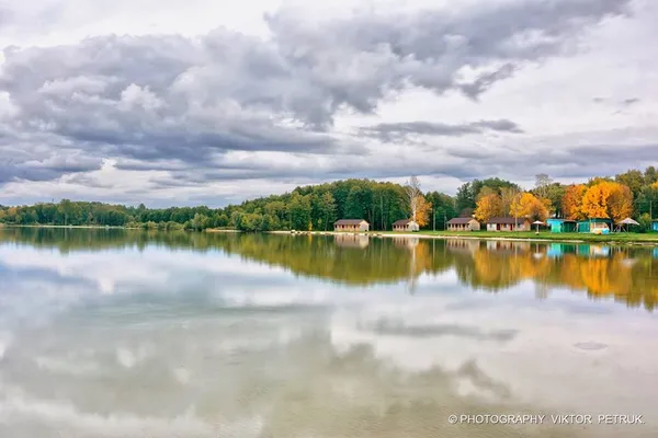 Луцький фотограф змалював осінній Світязь у фото