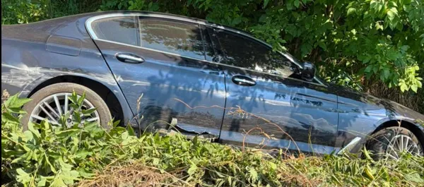 Зніс дорожні знаки та опинився в кюветі: на Волині сталася ДТП з BMW (фото)