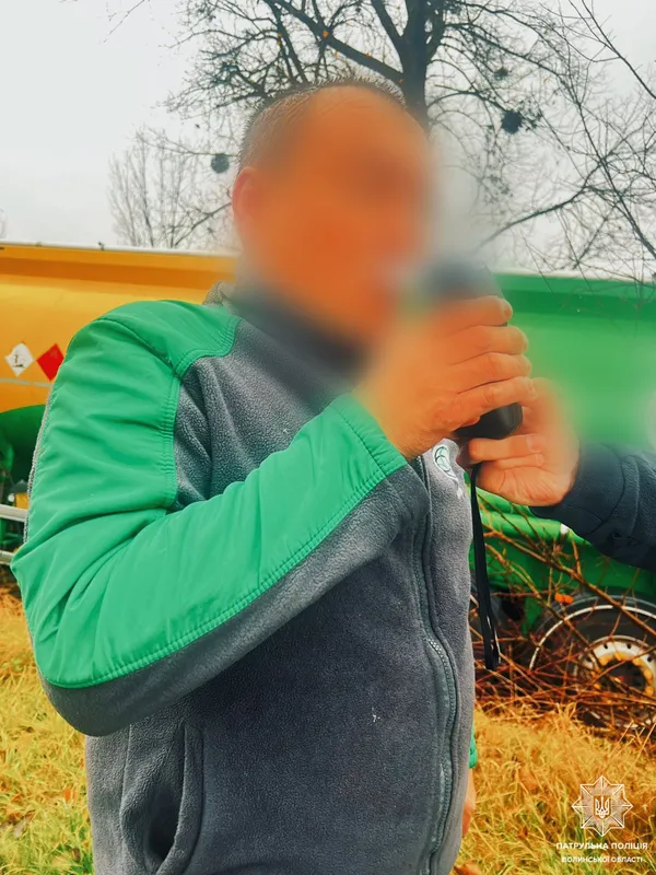 Під Ковелем п'яний далекобійник з небезпечним вантажем злетів у кювет (фото)