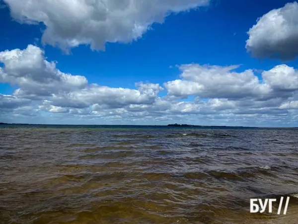 Світязь вийшов з берегів і затопив пляжі (фото)