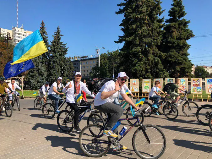 Луцьк святкує активно: на міські вулиці виїхали велосипедисти у вишиванках (ФОТО)