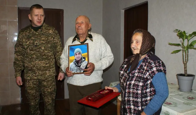 Батькам загиблого гвардійця з Оленівки вручили орден «За мужність» (фото)