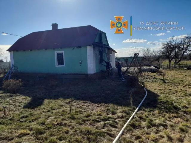 На Волині син та чоловік винесли жінку з палаючого будинку (відео)