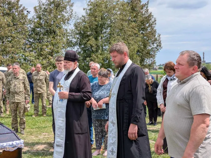 Іваничівська громада попрощалася із військовослужбовцем Валентином Сафоновим (фото)
