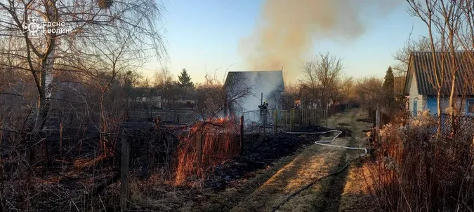 На Волині через підпали сухої трави згоріли три будівлі, а чоловік отримав опіки (фото)